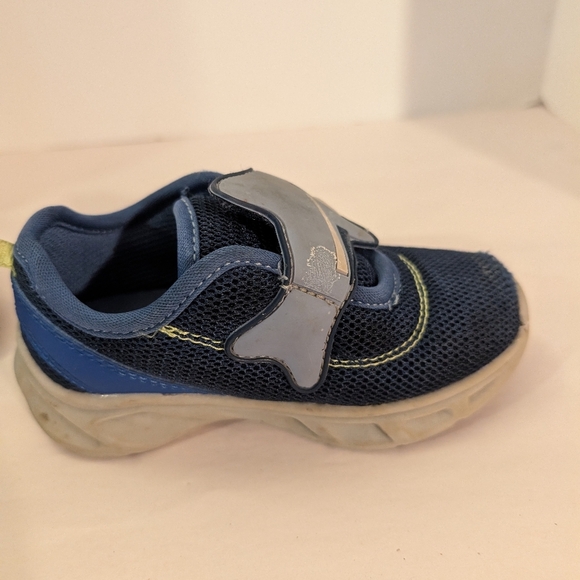 Carter's Toddler Boy Light Up Velcro Strap Shark-Themed Sneakers in Size 7 - Picture 5 of 10